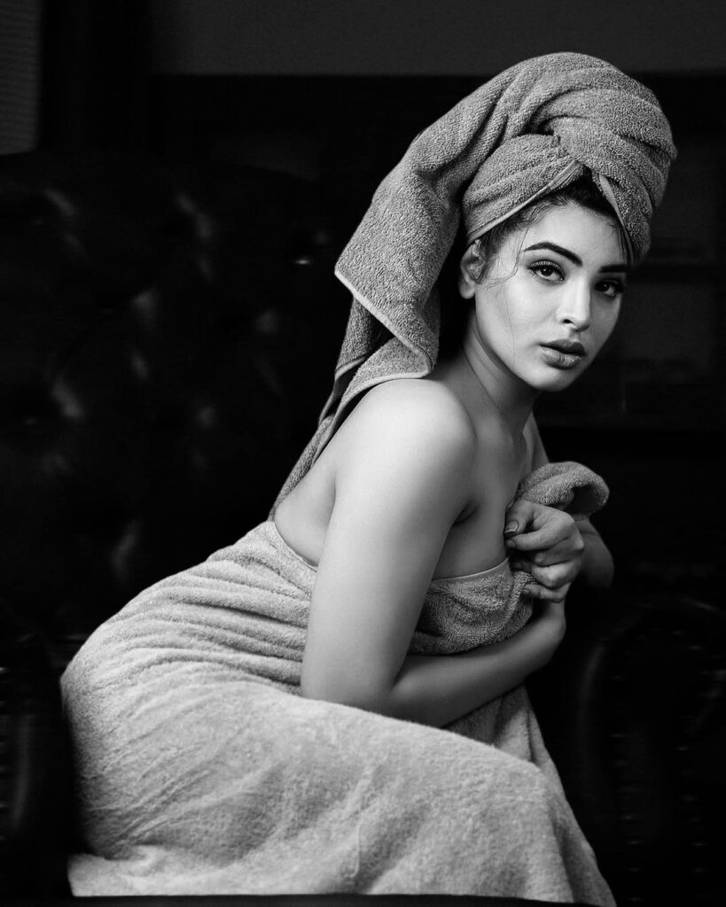 nathuniya-fame-bhojpuri-actress-priyanka-singh-flaunt-her-boldness-in-towel